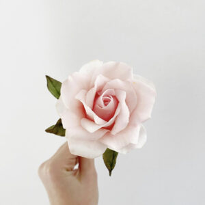 Cukorvirág rózsa, mely tökéletes tortadekorációként, valamint asztaldíszként, vagy akár lakásdekorációként is funkcionálhat.
